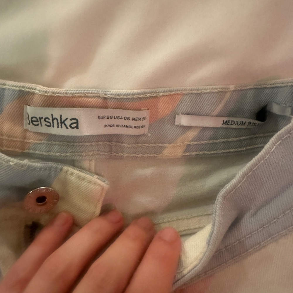 BERSHKA mid rise shorts - Picture 2 of 3
